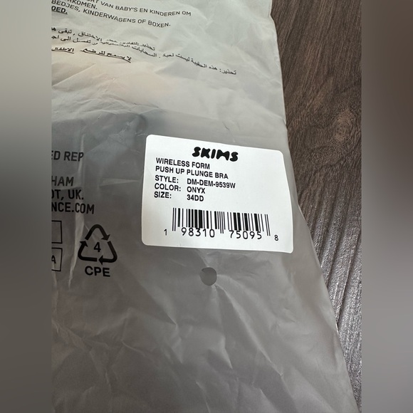 Skims Wireless Form Push-Up Plunge Bra NWT - Picture 3 of 3